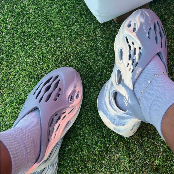 Yeezy Foam Runners ‘Moon Grey’ - Picture 1 of 1